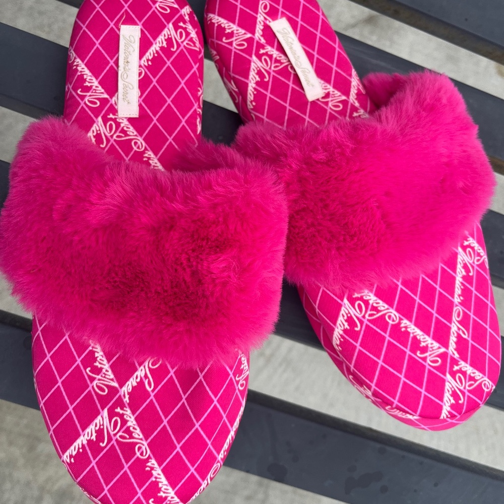 VICTORIA’S SECRET HOT PINK SLIPPERS!!